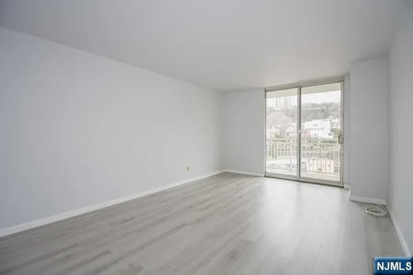 $3,100 | 1055 River Road, Unit 803, Edgewater, NJ 07020