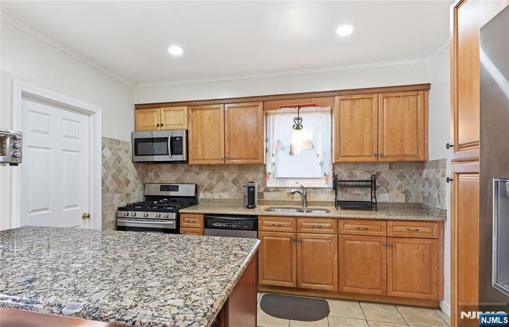 528 Wyndham Road Teaneck, NJ 07666 - Photo 18 of 37