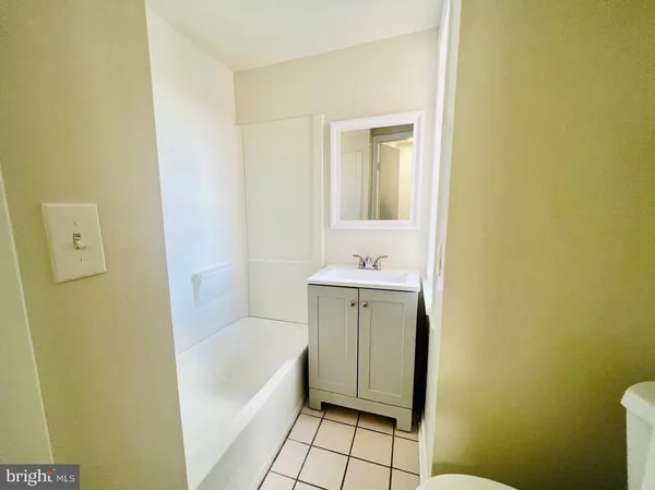 $1,900 | 336 Barclay Street, Unit B, Burlington, NJ 08016