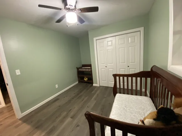 a view of livingroom with furniture