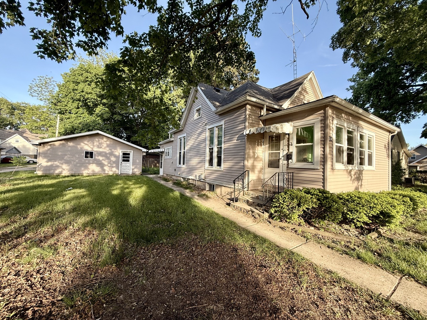 314 South Quincy Street Clinton, IL 61727 - Photo 1 of 14
