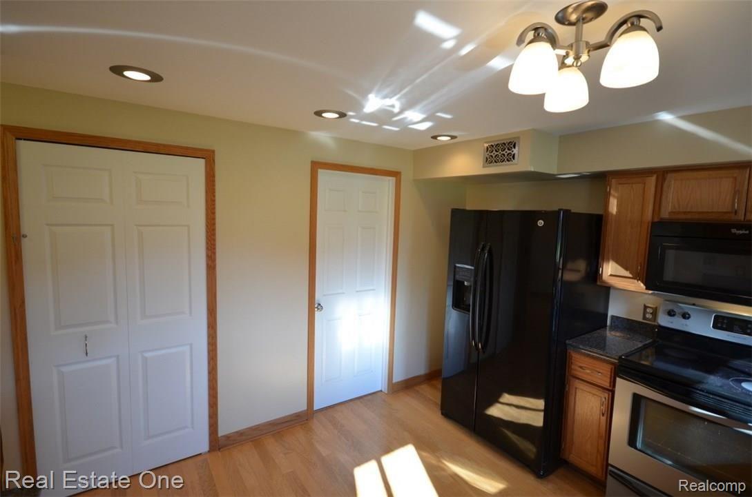 8478 Smethwick Road Sterling Heights, MI 48312 - Photo 6 of 23 6 Kitchen.JPG