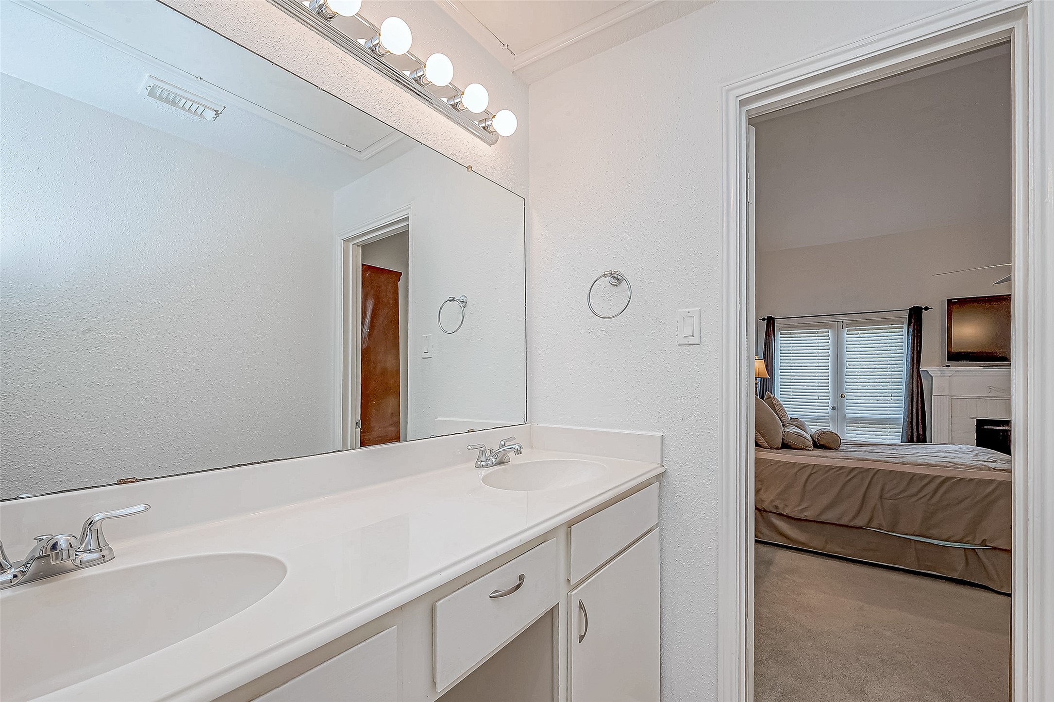 2100 Tanglewilde Street, Unit 189 Houston, TX 77063 - Photo 27 of 31 Upstairs bathroom