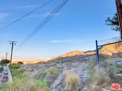 a view of a dry yard