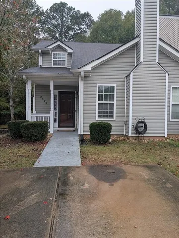 a view of a house with backyard and garden