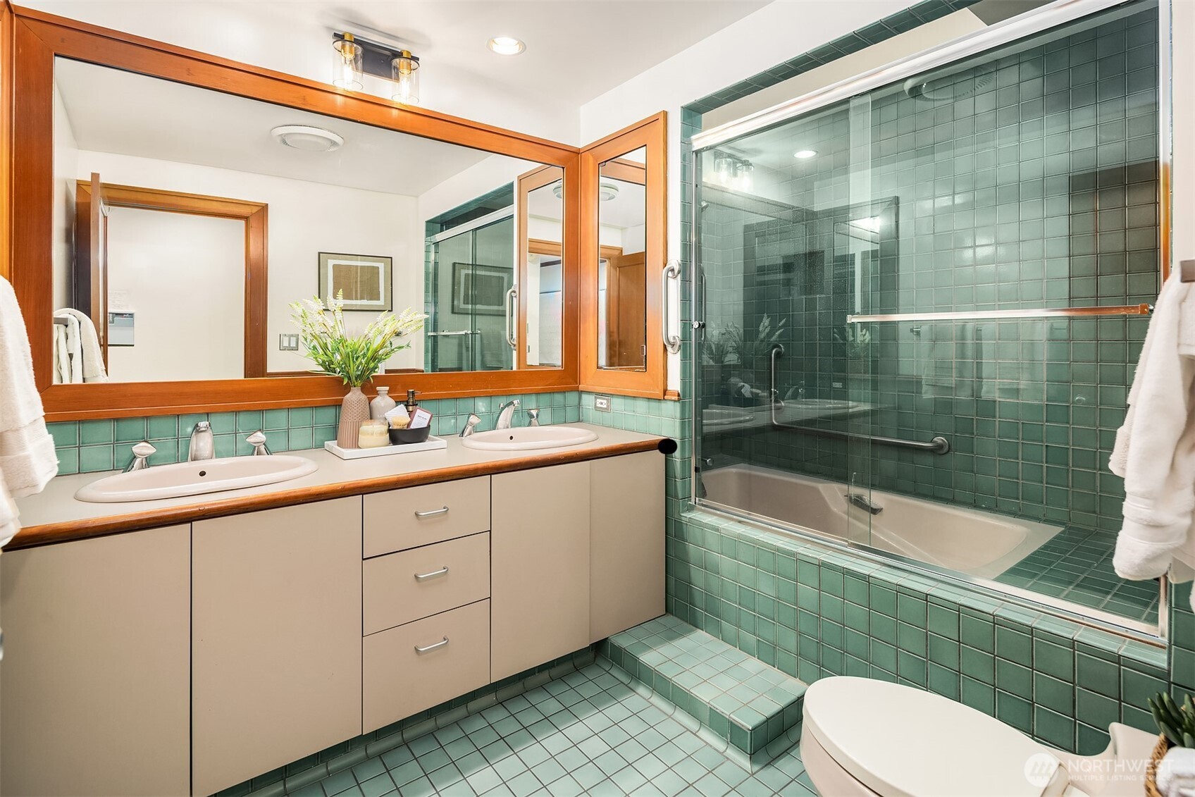 7016 28th Avenue Northeast Seattle, WA 98115 - Photo 22 of 32 a bathroom with a sink a toilet a mirror and bathtub