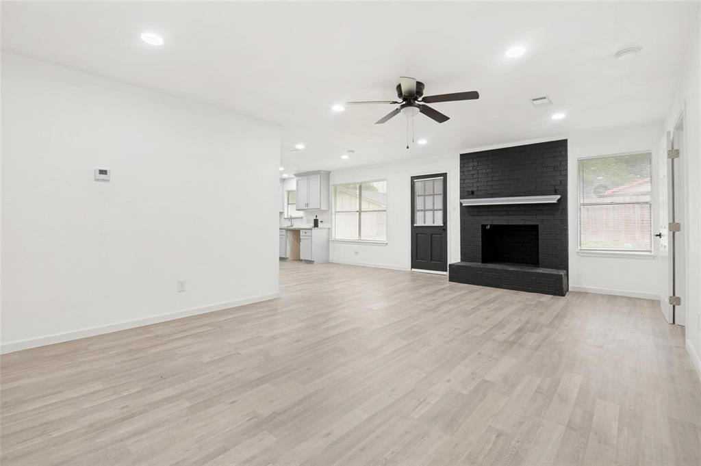 2908 Legend Road Arlington, TX 76014 - Photo 4 of 29 Spacious living room