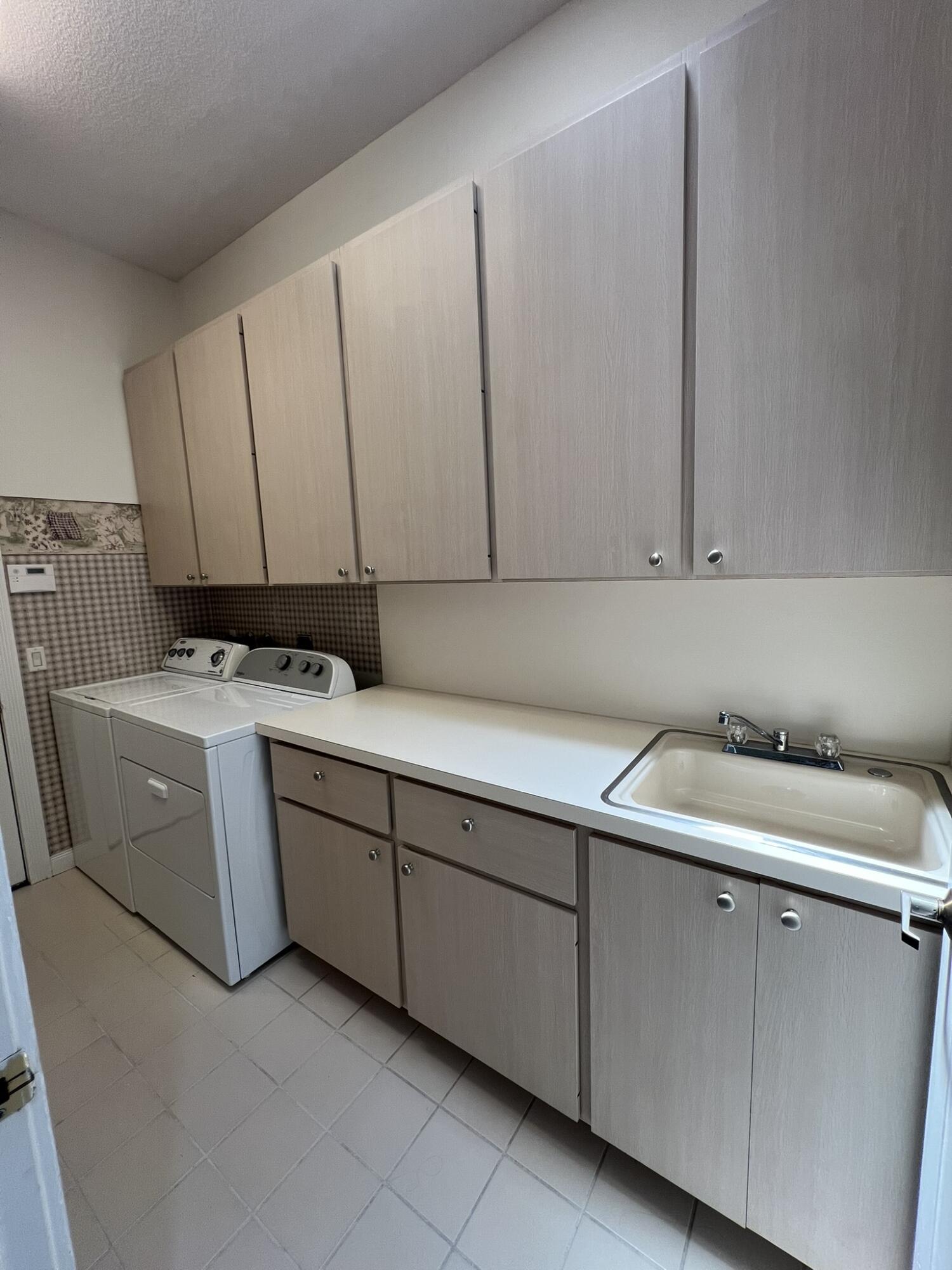 244 Hampton Place Jupiter, FL 33458 - Photo 26 of 31 Laundry Room