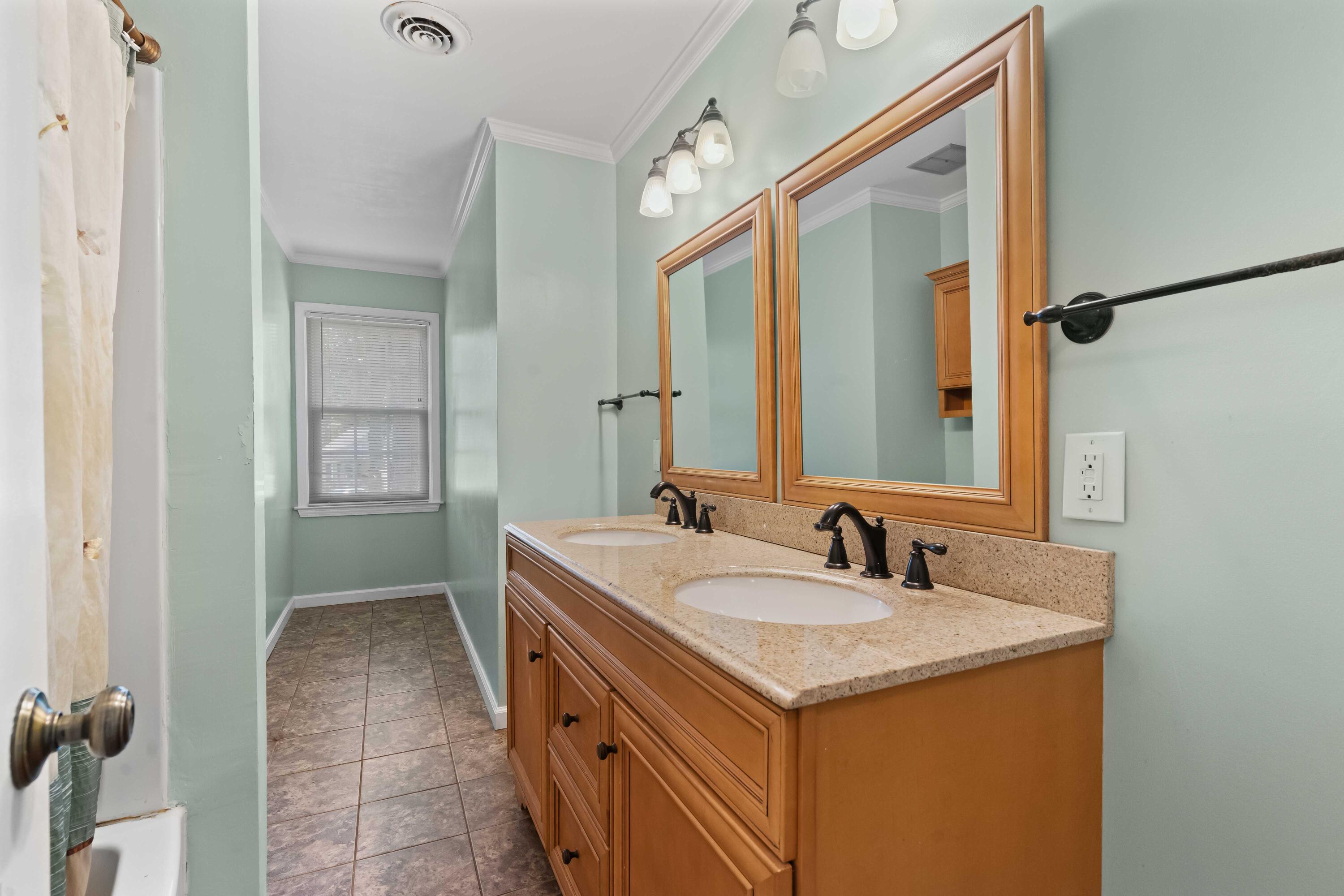 214 Sweetbriar Road Summerville, SC 29485 - Photo 35 of 57 Guest Full Bathroom #1