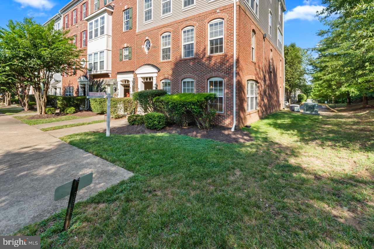 4100 Potomac Highlands Circle Triangle, VA 22172 - Photo 3 of 31