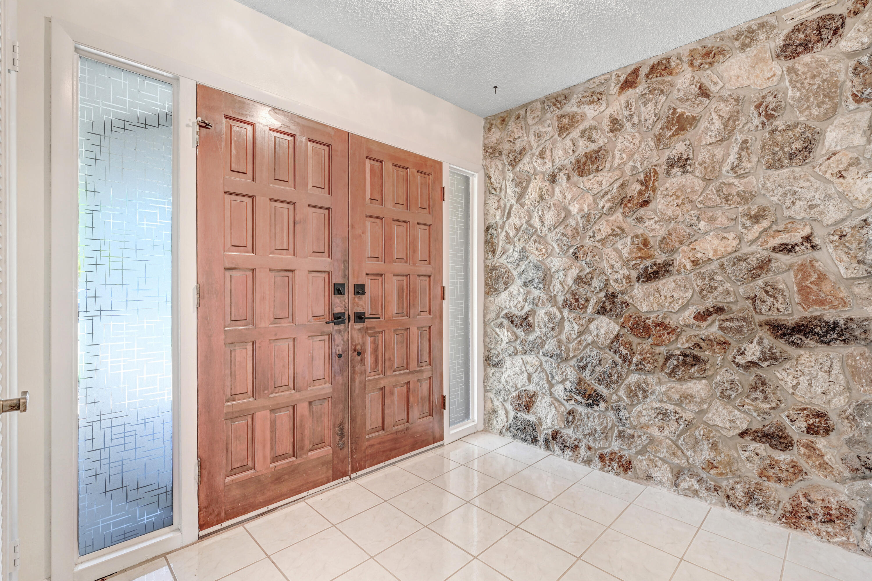 675 Caribbean Road Satellite Beach, FL 32937 - Photo 7 of 35 Foyer Entry