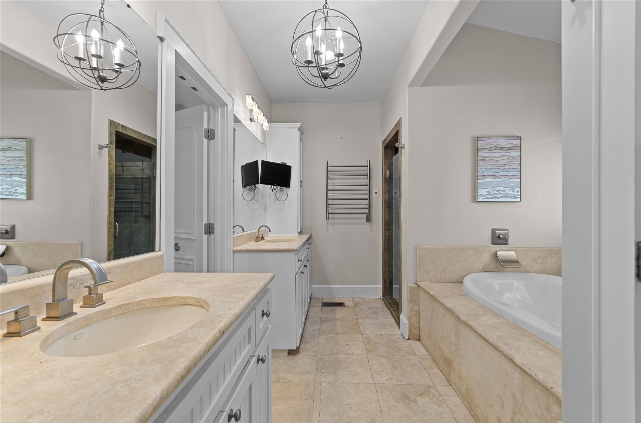913 South Ridge Road Salado, TX 76571 - Photo 17 of 40 Primary bath with dual sinks, soaking tub, walkin shower and private water closet.