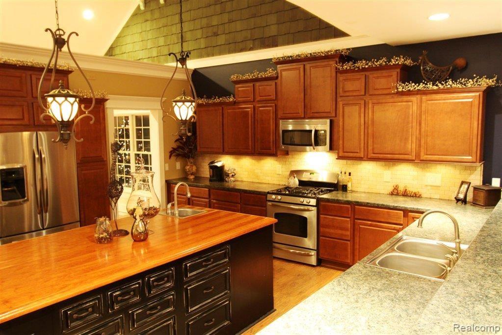 6338 Layton Road Fowlerville, MI 48836 - Photo 3 of 22 Cooks Kitchen17'x17'