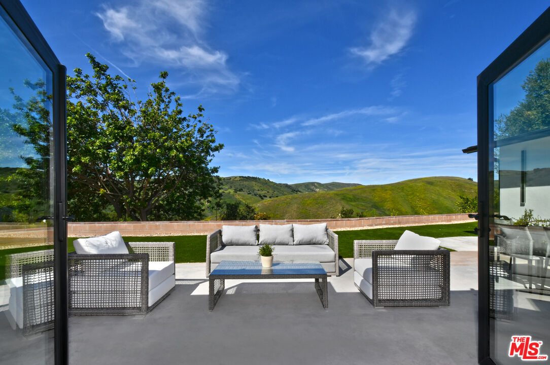 26065 Farmfield Road Calabasas, CA 91302 - Photo 11 of 41