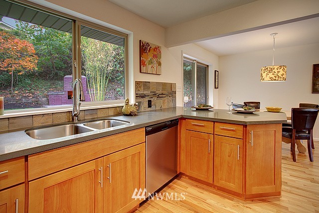 7534 20th Avenue Southwest Seattle, WA 98106 - Photo 5 of 15 Gallery Image 5