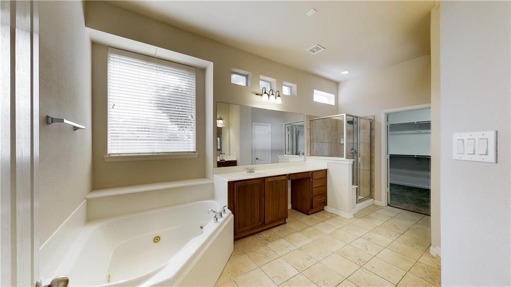 7136 Playa Grand Prairie, TX 75054 - Photo 28 of 36 a bathroom with a bathtub sink and mirror