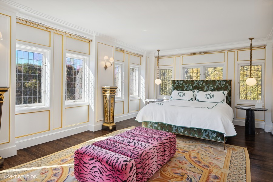 919 Hill Road Winnetka, IL 60093 - Photo 29 of 57 a bedroom with a large bed and a window