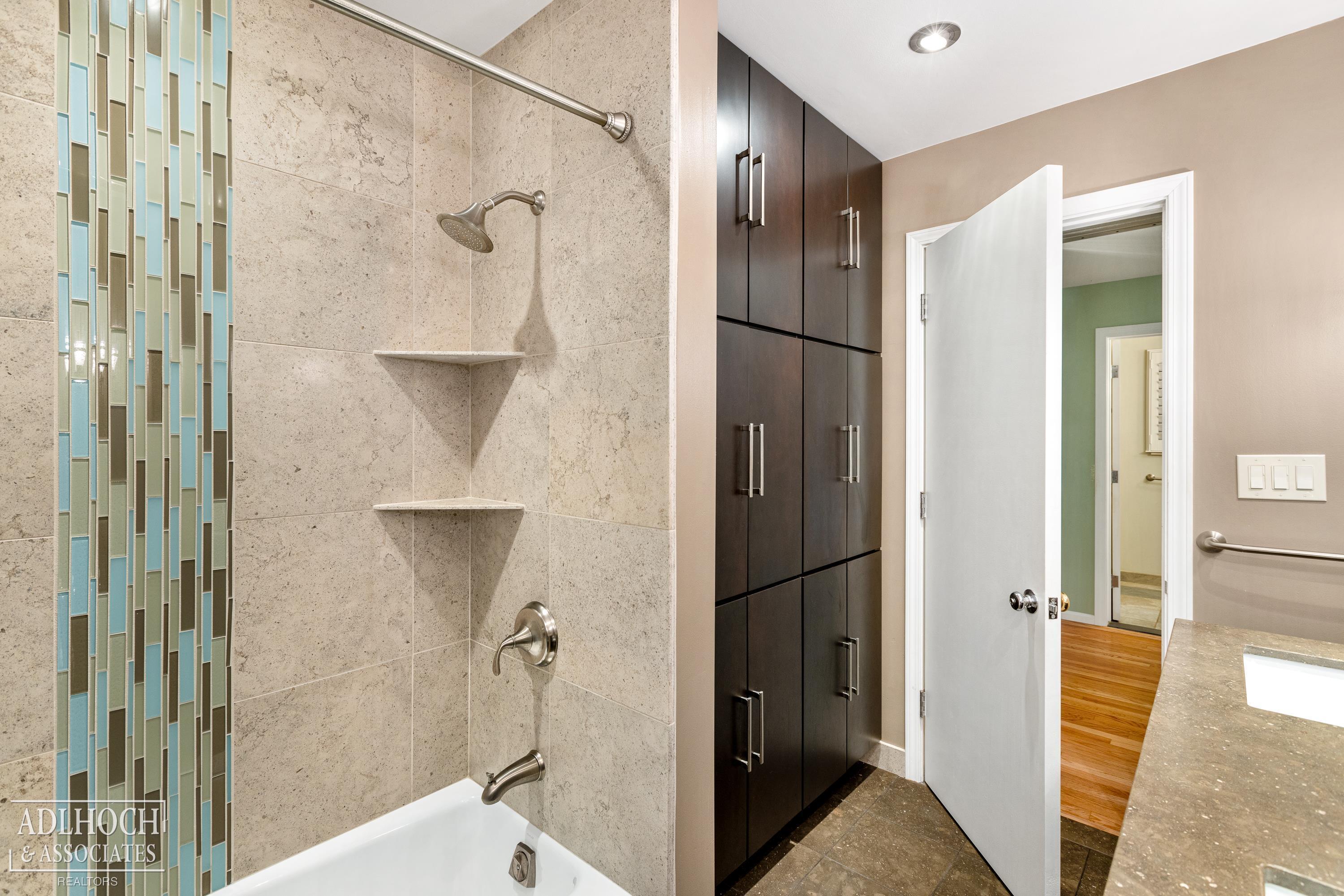 442 Barclay Road Grosse Pointe, MI 48236 - Photo 20 of 34 2nd bath
