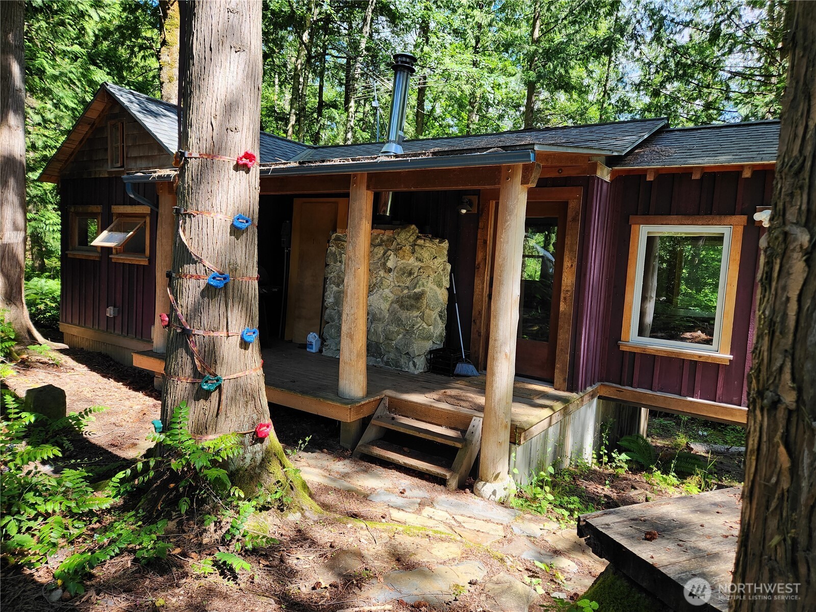 3226 Kelly Road Bellingham, WA 98226 - Photo 1 of 40 a front view of a house with garden