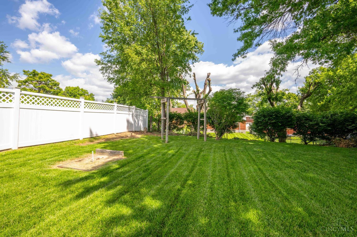 5542 Lawrence Road Cincinnati, OH 45248 - Photo 11 of 32