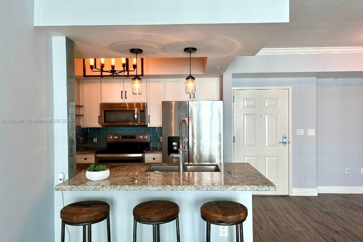 2000 North Bayshore Drive, Unit 1105 Miami, FL 33137 - Photo 14 of 29 a kitchen with a table and chairs in it