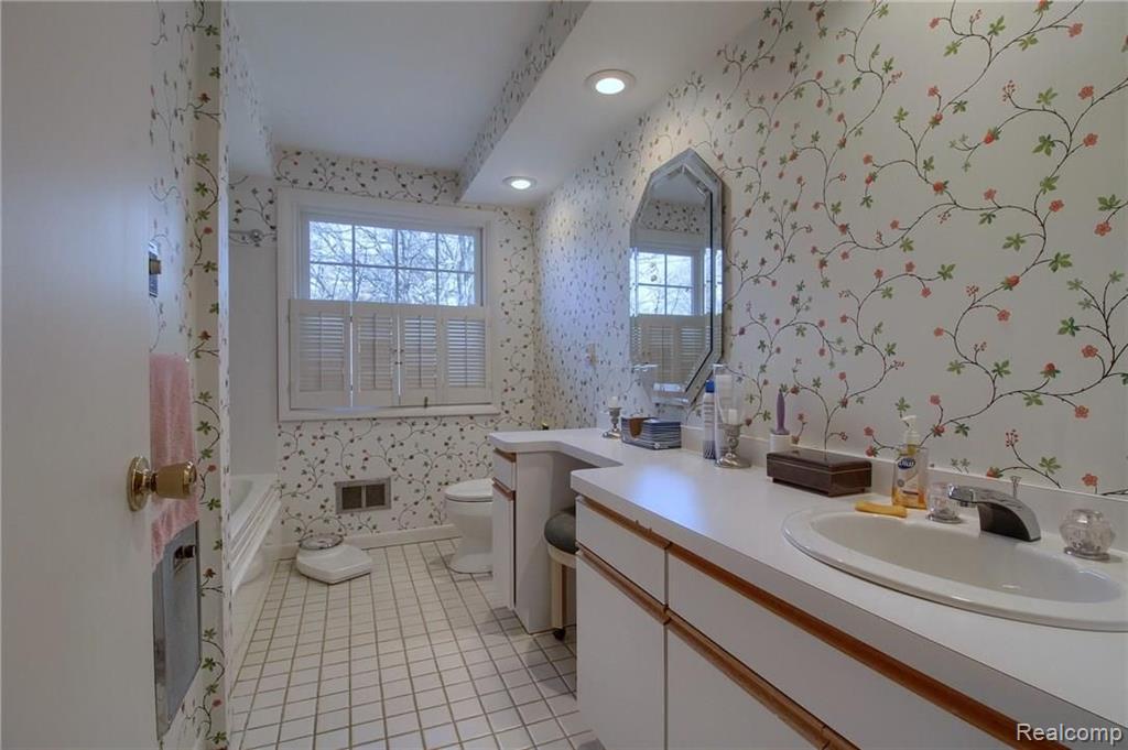 659 North Rosedale Court Grosse Pointe Woods, MI 48236 - Photo 26 of 36