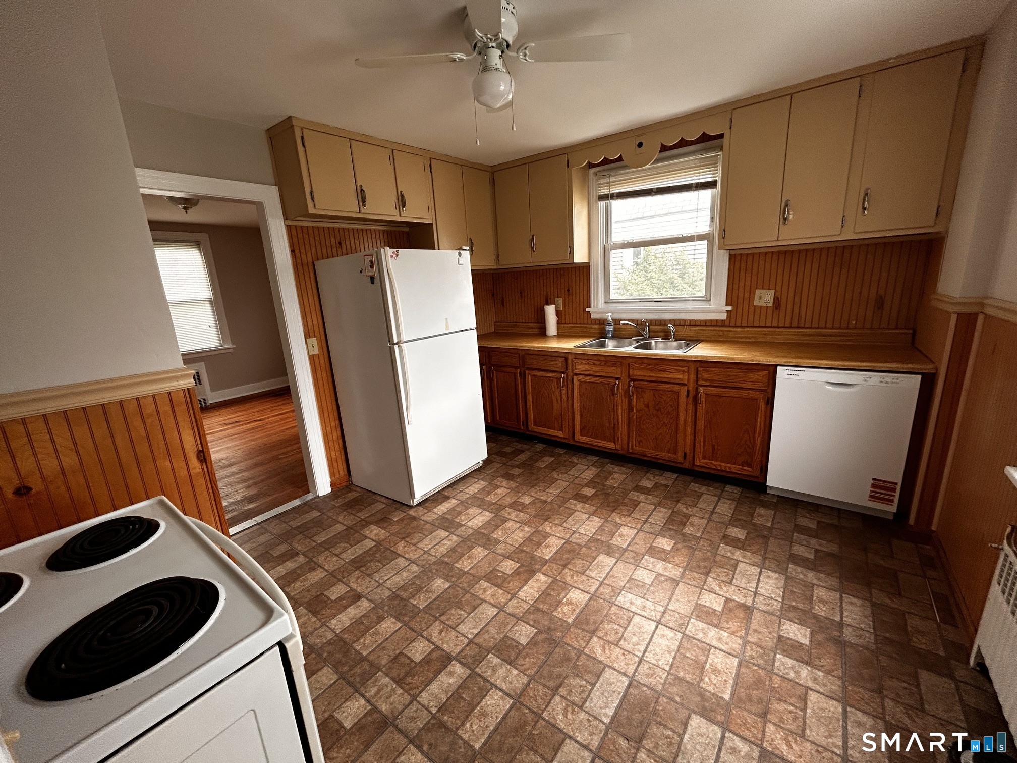 925 Meriden Road Waterbury, CT 06705 - Photo 4 of 17 Gallery Image 4