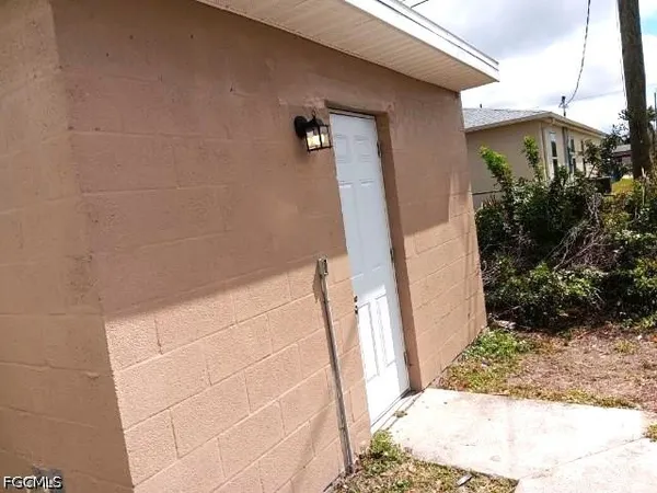 $700 | 2117 Mitchell Court, Unit B, Fort Myers, FL 33916