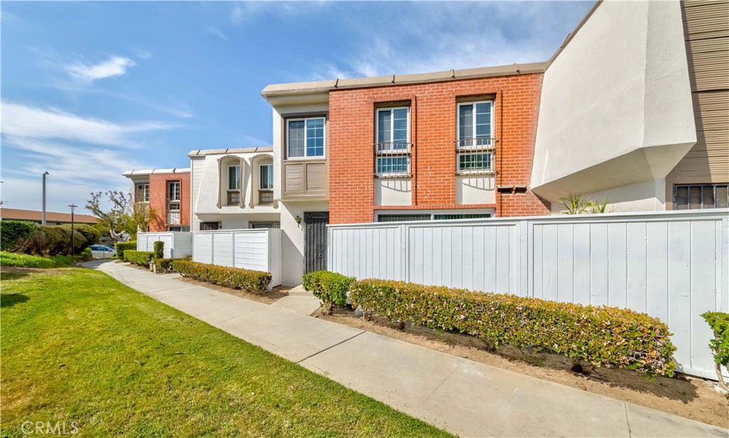 8237 Haseltine Green Buena Park, CA 90621 - Photo 2 of 28
