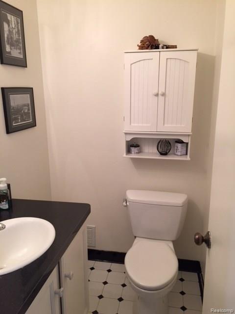 512 Glenwyth Road Brighton, MI 48116 - Photo 10 of 17 half bathroom near entry and great room