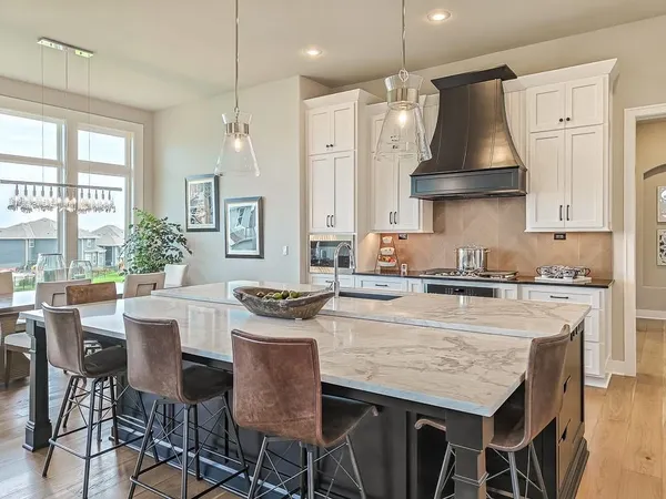 $1,875,000 | 8625 Westridge Court, Parkville, MO 64152