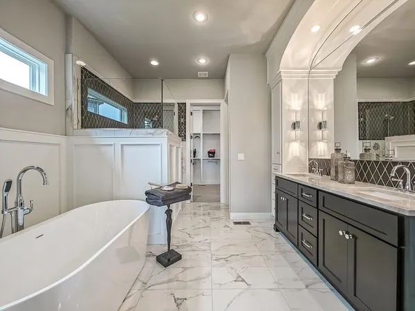$1,875,000 | 8625 Westridge Court, Parkville, MO 64152