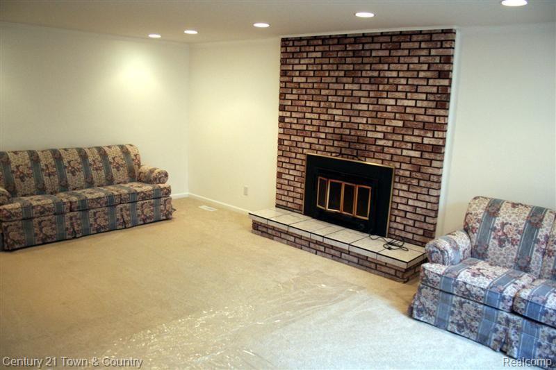 3340 Chicago Road Warren, MI 48092 - Photo 9 of 22 Family Room