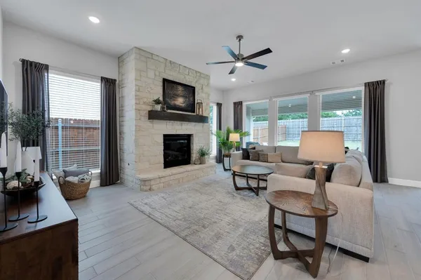 $490,000 | 922 Cardinal Drive, Midlothian, TX 76065