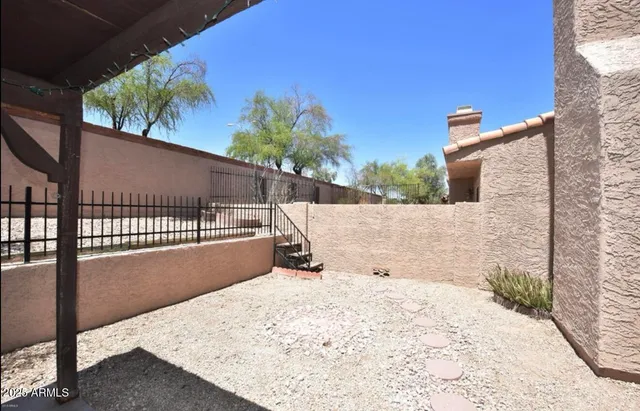 a view of a backyard