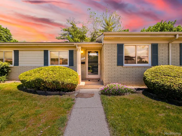 $154,900 | 26619 Franklin Pointe Drive, Southfield, MI 48034