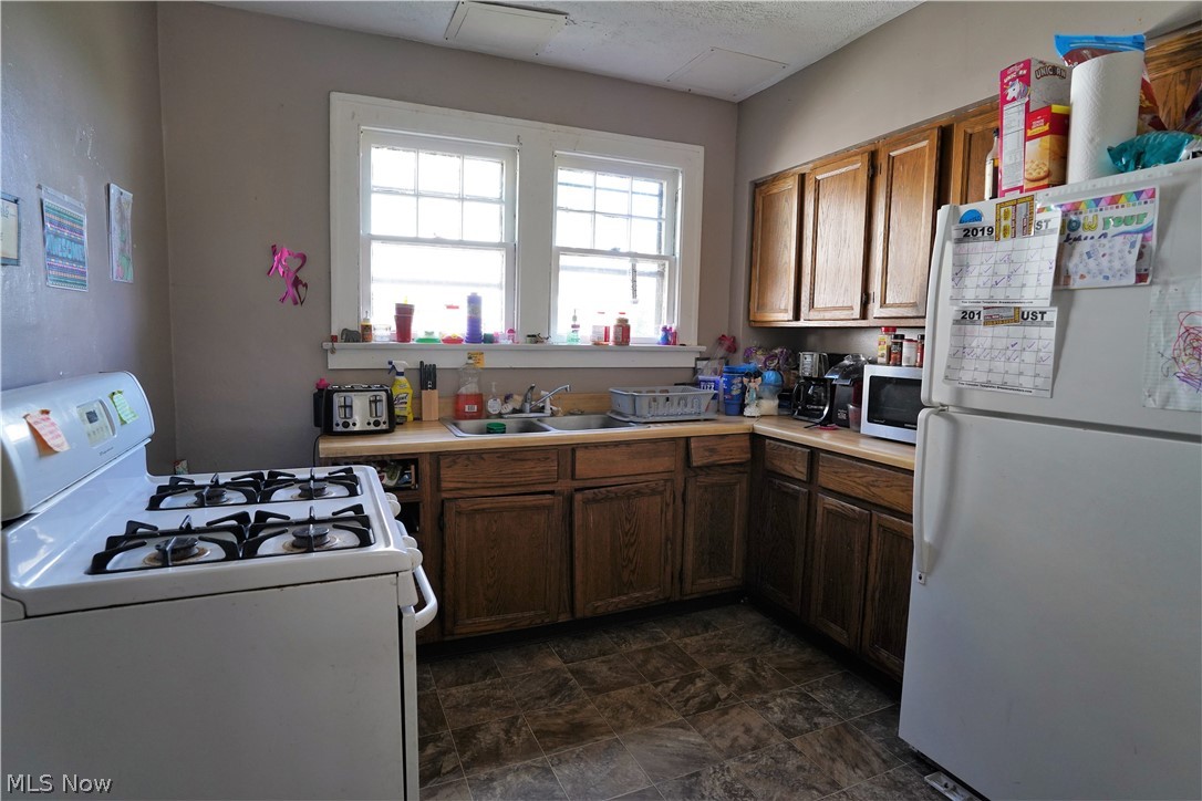 1627 Manchester Road Akron, OH 44314 - Photo 2 of 12