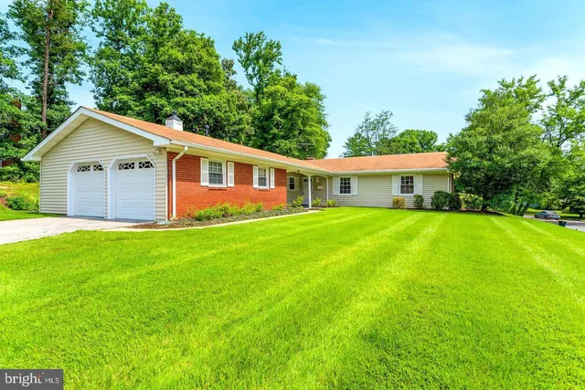 a view of house with a yard