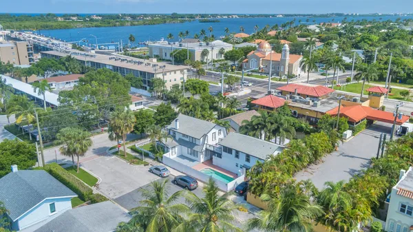 $1,995 | 204 Conniston Road, Unit UPSTAIRS APARTMENT, West Palm Beach, FL 33405