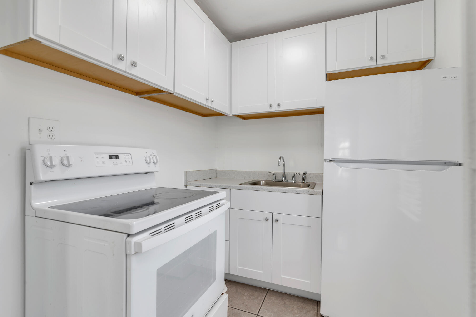204 Conniston Road, Unit UPSTAIRS APARTMENT West Palm Beach, FL 33405 - Photo 7 of 14 Kitchen Range
