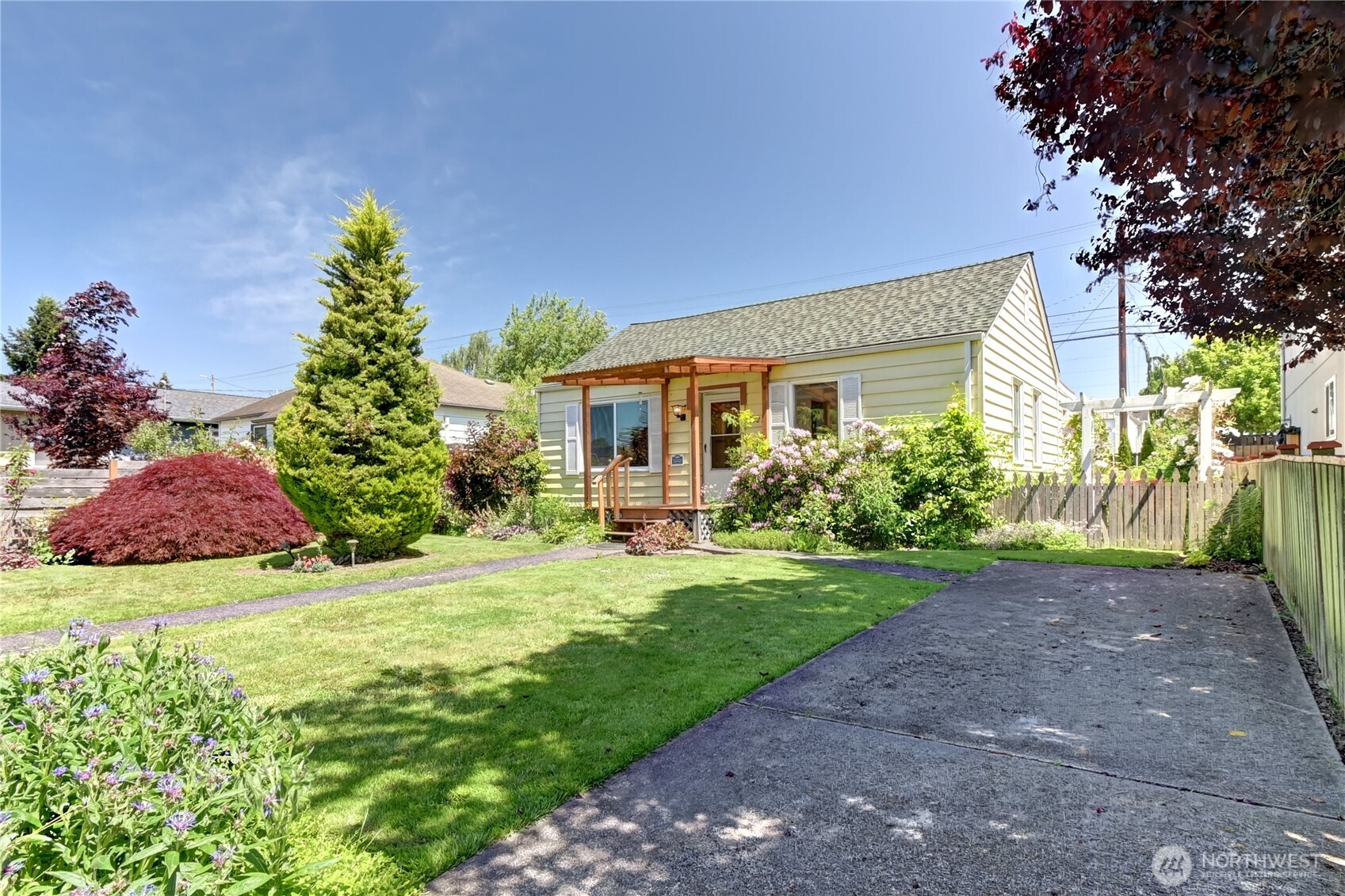 1327 Maple Street Everett, WA 98201 - Photo 4 of 31