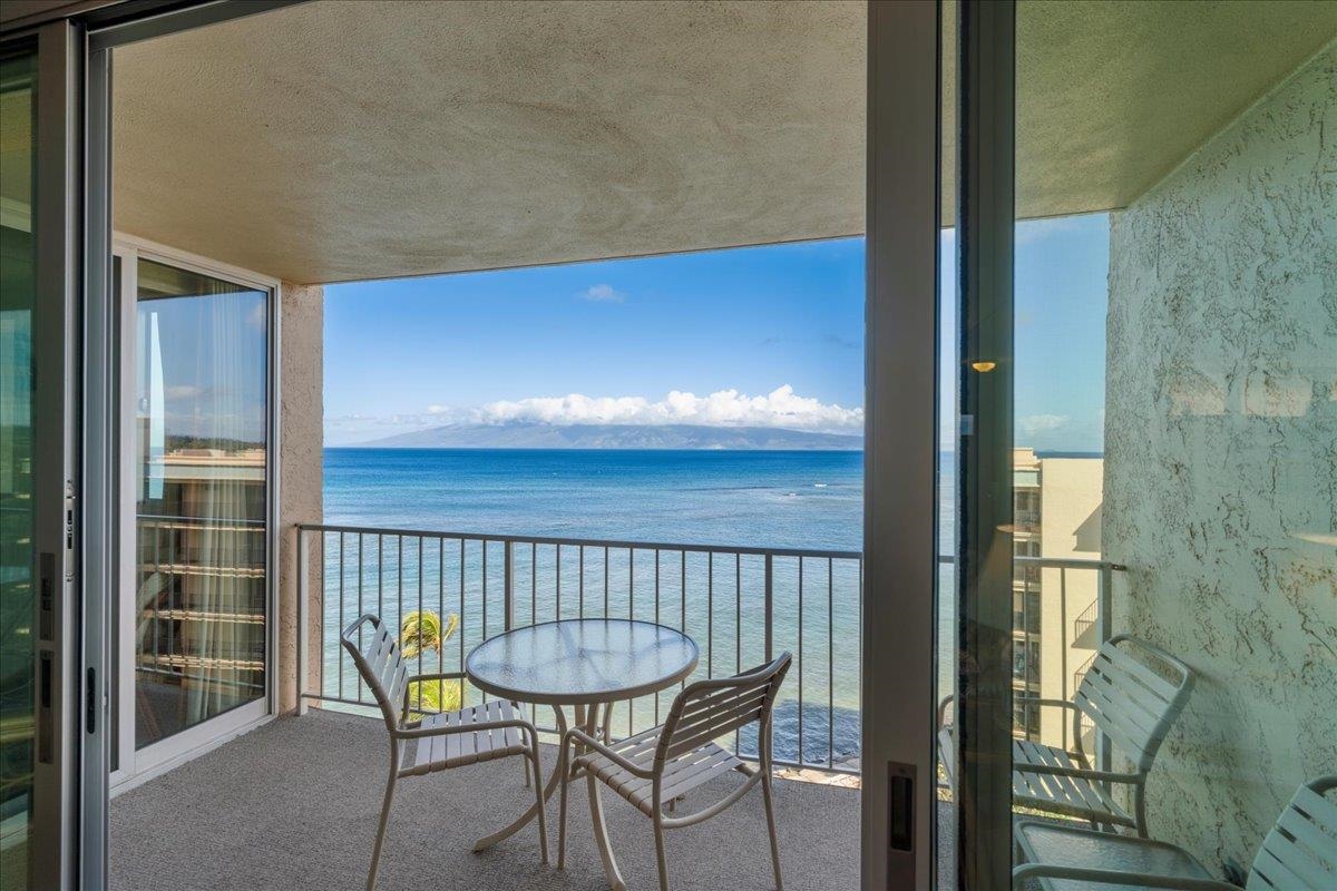 4365 Lower Honoapiilani Road, Unit 907 Lahaina, HI 96761 - Photo 19 of 23 a view of a balcony dining area
