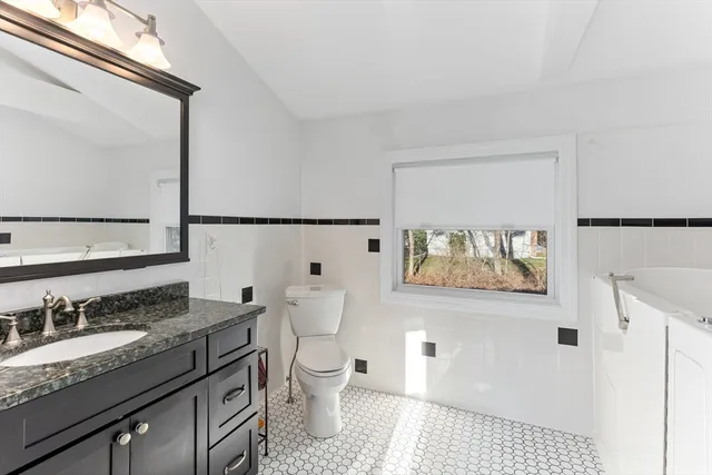 $749,900 | 860 Washington Street, Easton, MA 02375