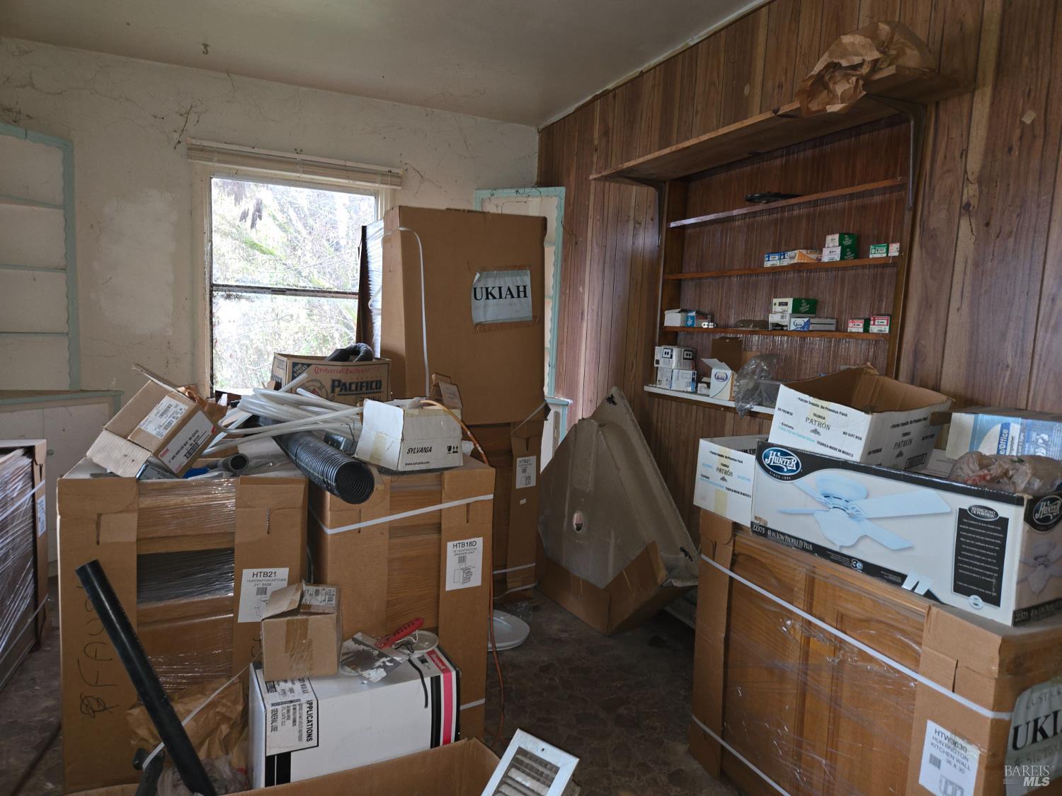 244 South Main Street Willits, CA 95490 - Photo 38 of 48 a room with furniture