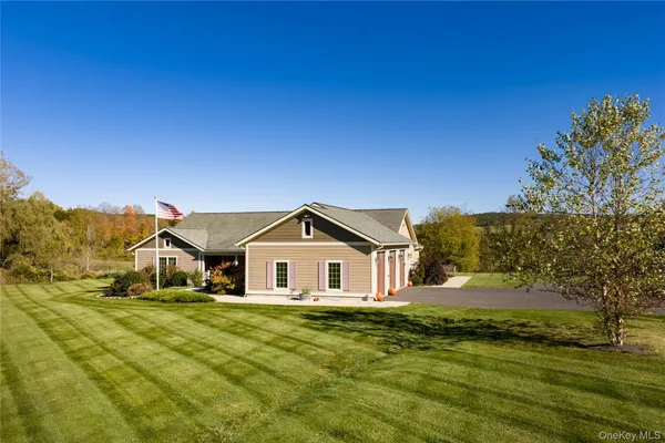 a view of a house with a yard