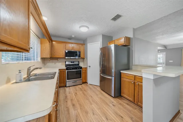 $2,100 | 7 Rockridge Court, The Woodlands, TX 77381