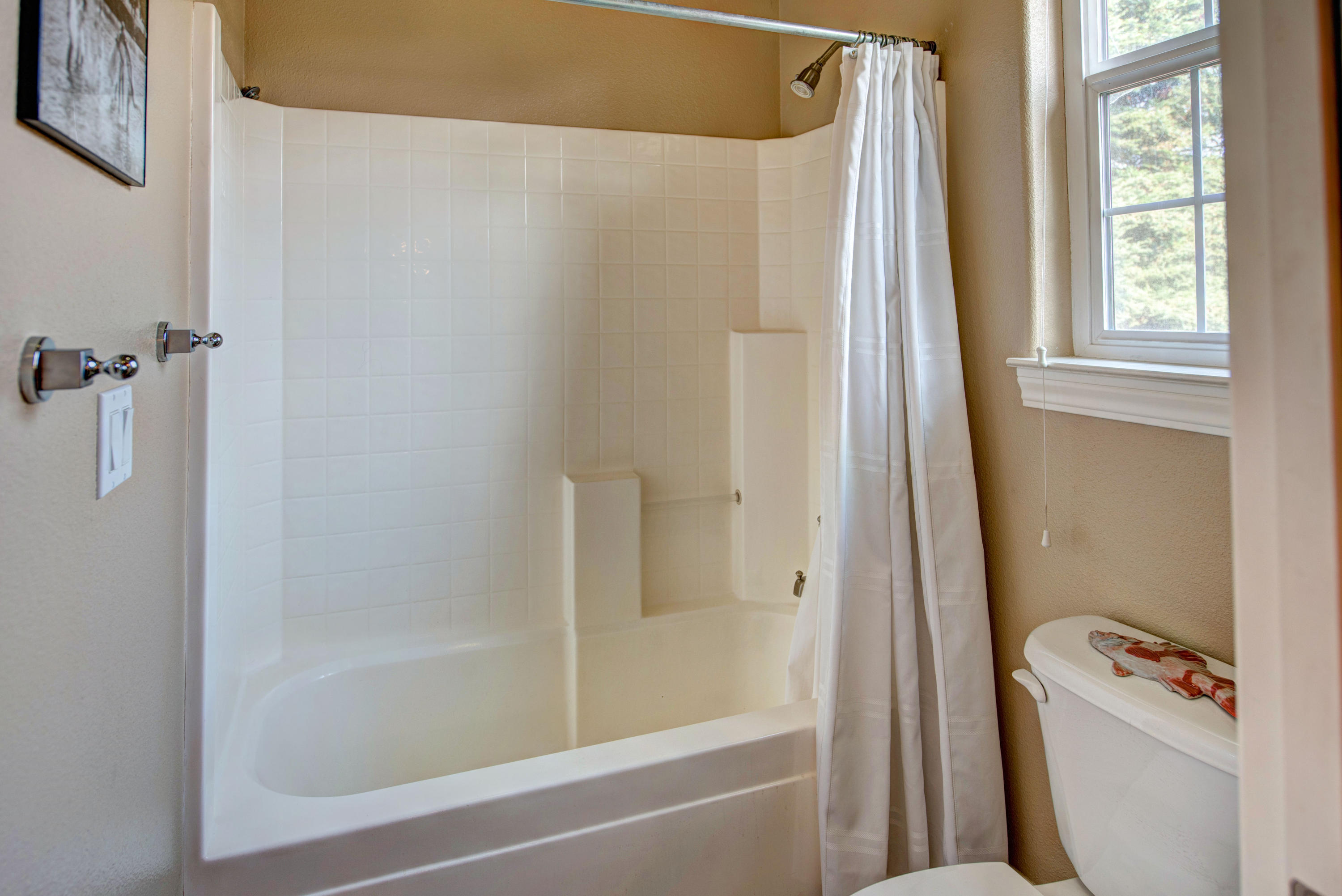 9787 Oak Run Road Oak Run, CA 96069 - Photo 56 of 67 Jand J bathroom between Guest rooms 1+2