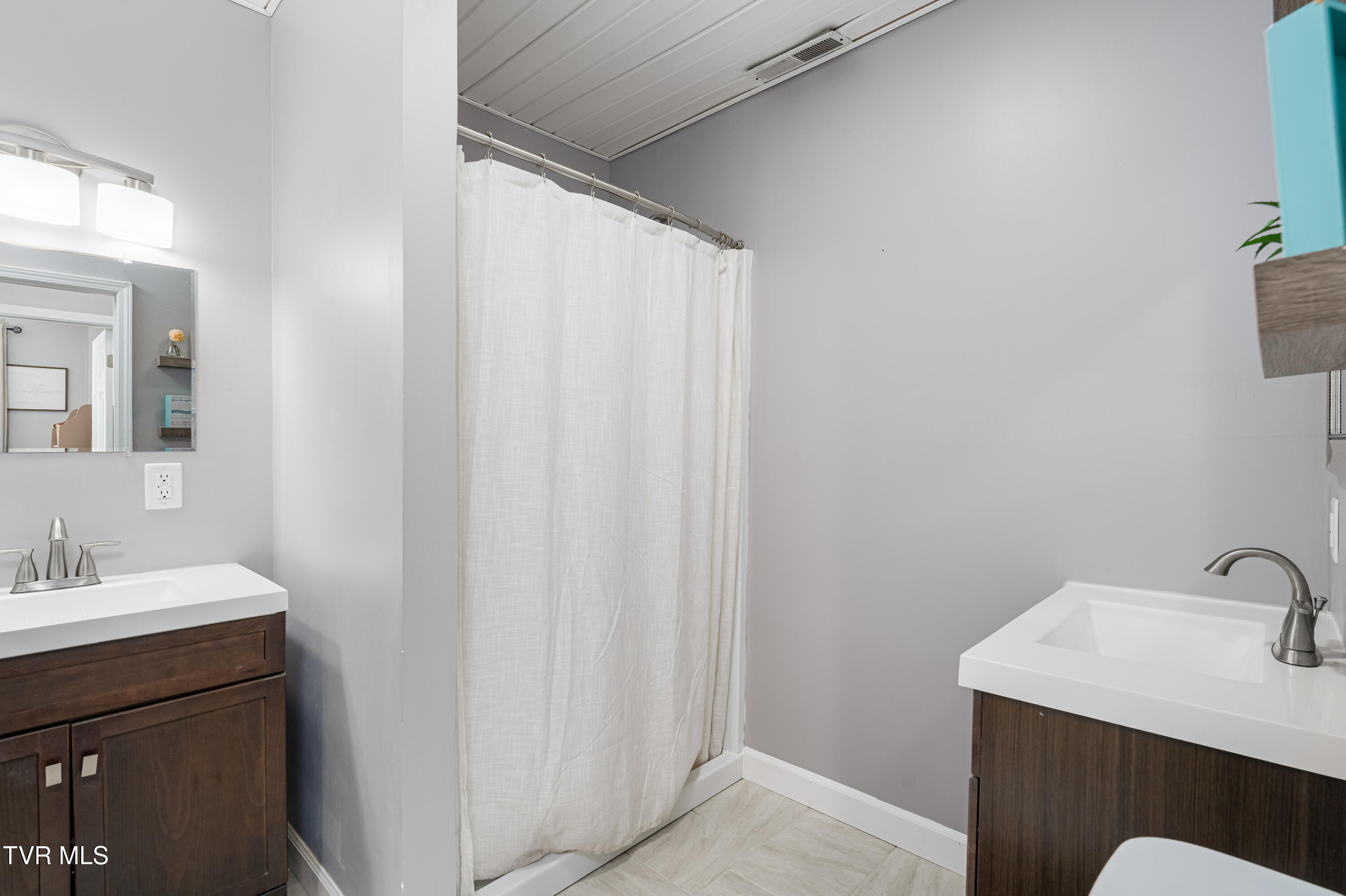 283 Ridgeview Drive Gray, TN 37615 - Photo 40 of 46 283 Ridgeview Dr (39 of 46)