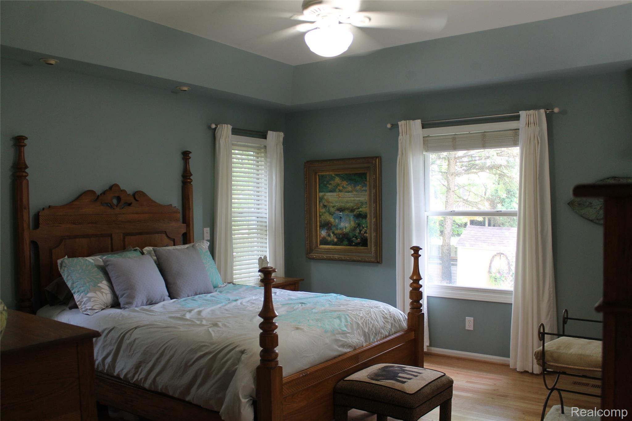 2670 East Wardlow Road Highland, MI 48356 - Photo 20 of 99 Master bedroom with pan ceiling