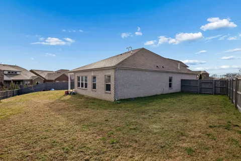 a view of a house with backyard